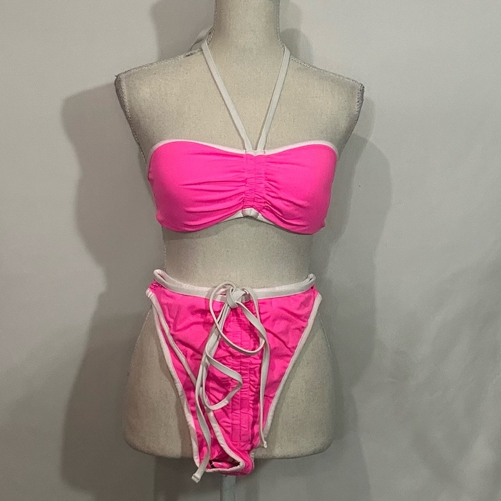 Bikini - Picture 1 of 4